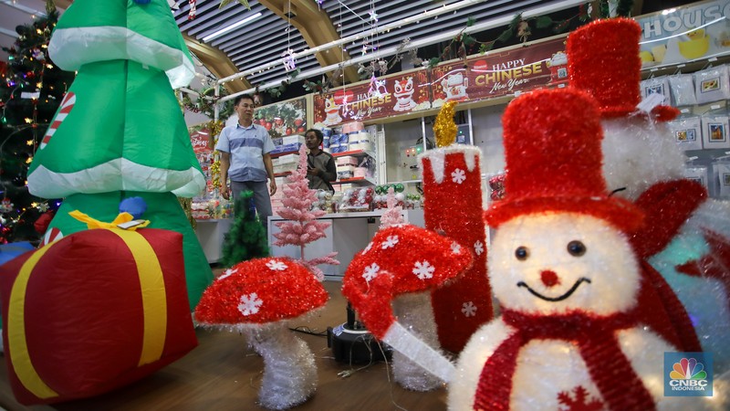 Pembeli melihat pernak-pernik untuk dekorasi Natal yang dijual pada salah satu toko di kawasan Asemka, Jakarta, Kamis (12/12/2024). (CNBC Indonesia/Faisal Rahman)