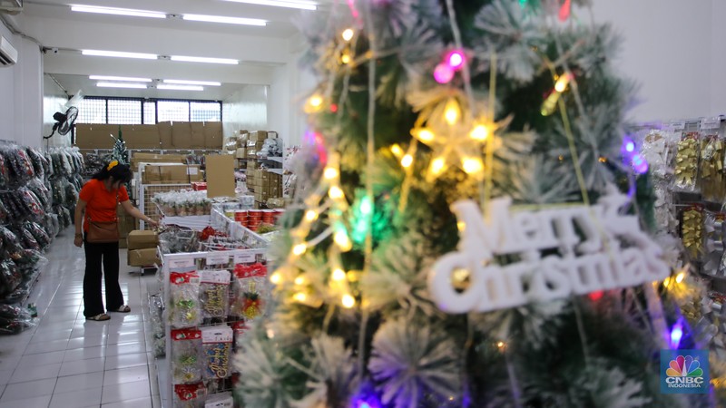 Pembeli melihat pernak-pernik untuk dekorasi Natal yang dijual pada salah satu toko di kawasan Asemka, Jakarta, Kamis (12/12/2024). (CNBC Indonesia/Faisal Rahman)