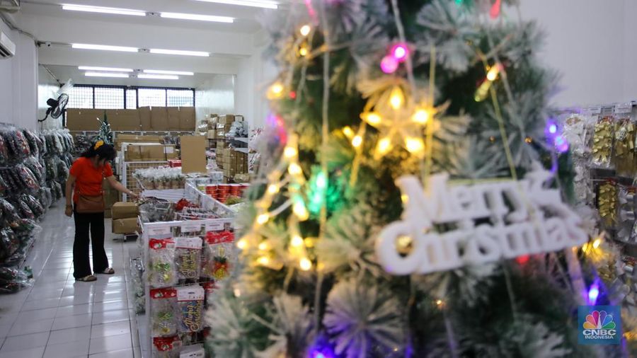 Pembeli melihat pernak-pernik untuk dekorasi Natal yang dijual pada salah satu toko di kawasan Asemka, Jakarta, Kamis (12/12/2024). (CNBC Indonesia/Faisal Rahman)