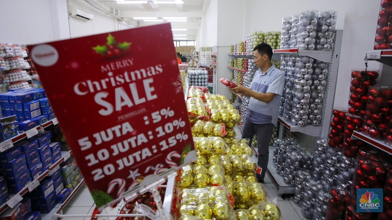 Pembeli melihat pernak-pernik untuk dekorasi Natal yang dijual pada salah satu toko di kawasan Asemka, Jakarta, Kamis (12/12/2024). Pembeli melihat pernak-pernik untuk dekorasi Natal yang dijual pada salah satu toko di kawasan Asemka, Jakarta, Kamis (12/12/2024). (CNBC Indonesia/Faisal Rahman)
