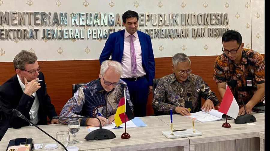 Penandatanganan perjanjian konversi utang senilai 75 juta euro antara Bank Pembangunan Jerman KfW, Global Fund to Fight AIDS, Tuberculosis and Malaria (GFATM), dan Kementerian Keuangan, Kamis (12/12/2024). (Dok. Kedubes Jerman)