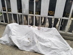Asal-usul Tanah Kuburan yang Dibawa Demonstran ke KPU Manggarai Barat
