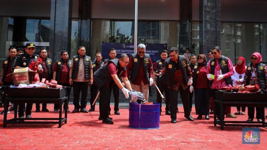 Penyidik memeriksa barang tiruan atau imitasi (KW) saat Ekspose dan Pemusnahan Barang Bukti Hasil Penanganan Pelanggaran Kekayaan Intelektual Tahun 2024 di Lapangan Upacara Kementerian Hukum dan HAM, Jakarta, Kamis (12/12/2024). (վ/Faisal Rahman)