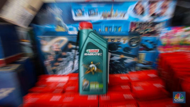 Penyidik memeriksa barang tiruan atau imitasi (KW) saat Ekspose dan Pemusnahan Barang Bukti Hasil Penanganan Pelanggaran Kekayaan Intelektual Tahun 2024 di Lapangan Upacara Kementerian Hukum dan HAM, Jakarta, Kamis (12/12/2024). (CNBC Indonesia/Faisal Rahman)