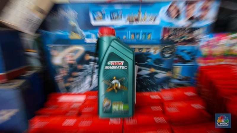 Penyidik memeriksa barang tiruan atau imitasi (KW) saat Ekspose dan Pemusnahan Barang Bukti Hasil Penanganan Pelanggaran Kekayaan Intelektual Tahun 2024 di Lapangan Upacara Kementerian Hukum dan HAM, Jakarta, Kamis (12/12/2024). (վ/Faisal Rahman)