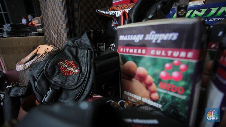 Penyidik memeriksa barang tiruan atau imitasi (KW) saat Ekspose dan Pemusnahan Barang Bukti Hasil Penanganan Pelanggaran Kekayaan Intelektual Tahun 2024 di Lapangan Upacara Kementerian Hukum dan HAM, Jakarta, Kamis (12/12/2024). (վ/Faisal Rahman)