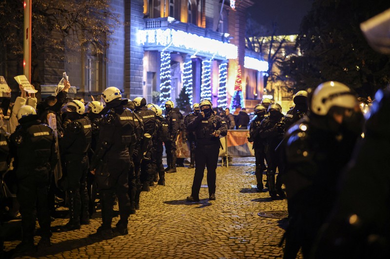 Mahasiswa Universitas Beograd berunjuk rasa, saat Presiden Serbia Aleksandar Vucic mengadakan konferensi pers di depan kantornya di Beograd, Serbia, 11 Desember 2024. (REUTERS/Marko Djurica)