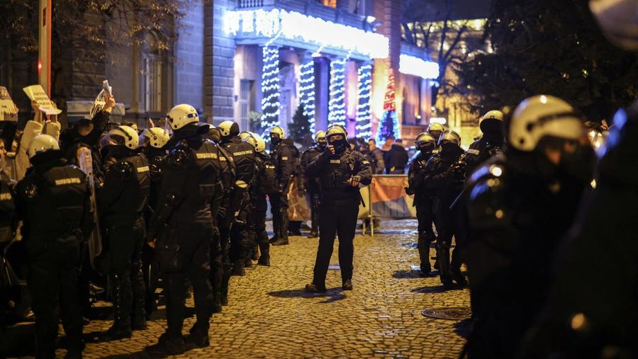 Mahasiswa Universitas Beograd berunjuk rasa, saat Presiden Serbia Aleksandar Vucic mengadakan konferensi pers di depan kantornya di Beograd, Serbia, 11 Desember 2024. (REUTERS/Marko Djurica)