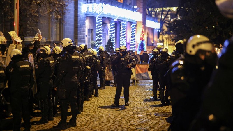Mahasiswa Universitas Beograd berunjuk rasa, saat Presiden Serbia Aleksandar Vucic mengadakan konferensi pers di depan kantornya di Beograd, Serbia, 11 Desember 2024. (REUTERS/Marko Djurica)