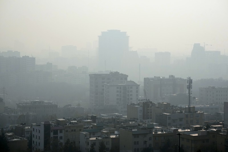 Menara telekomunikasi Milad dan bangunan terlihat di tengah polusi udara di Teheran, Iran, Rabu, 11 Desember 2024. (AP Photo/Vahid Salemi)