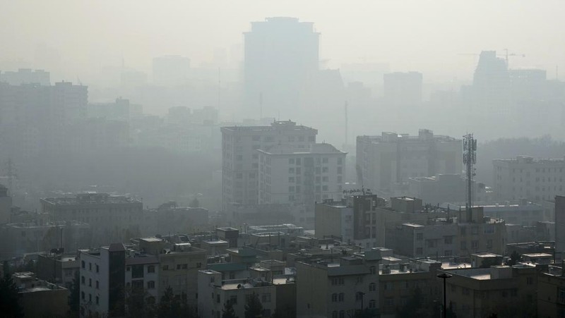 Menara telekomunikasi Milad dan bangunan terlihat di tengah polusi udara di Teheran, Iran, Rabu, 11 Desember 2024. (AP Photo/Vahid Salemi)