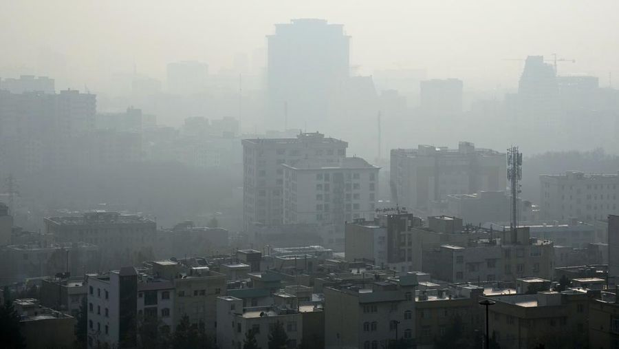 Polusi udara menyelimuti cakrawala di Teheran, Iran, Rabu, 11 Desember 2024. (AP Photo/Vahid Salemi)