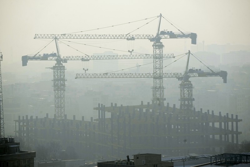 Menara telekomunikasi Milad dan bangunan terlihat di tengah polusi udara di Teheran, Iran, Rabu, 11 Desember 2024. (AP Photo/Vahid Salemi)