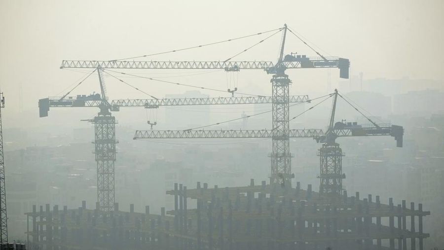 Menara telekomunikasi Milad dan bangunan terlihat di tengah polusi udara di Teheran, Iran, Rabu, 11 Desember 2024. (AP Photo/Vahid Salemi)
