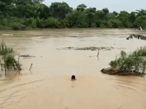 Aksi Briptu Johannes Terjang Arus Selamatkan Lansia saat Banjir Deli Serdang