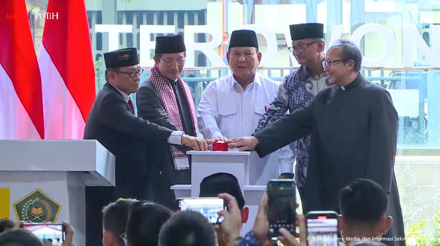 Presiden Prabowo meresmikan Terowongan Silaturahim Masjid Istiqlal-Gereja Katedral, Kamis (12/12/2024). (Tangkapan Layar Youtube Sekretariat Presiden)