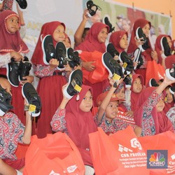 Motivasi Anak Sekolah Sekitar Kawasan, GNI Bagikan Ratusan Sepatu