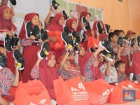 Motivasi Anak Sekolah Sekitar Kawasan, GNI Bagikan Ratusan Sepatu