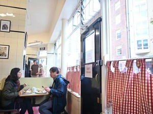Cafe Ikonik di London Dijual, Sering Masuk Film-Iklan Volkswagen