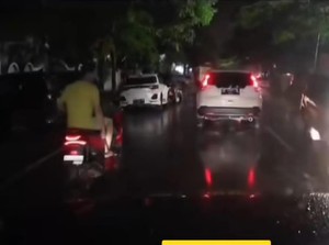 Meresahkan! Pemotor di Makassar Pecah Kaca Mobil di Jalanan Tanpa Alasan