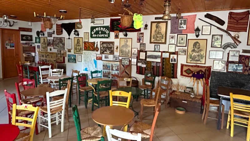 Sebuah kafe menawarkan sekilas masa lalu di desa Lasta yang terbengkalai. Tidak ada staf, melainkan sistem kehormatan, yang memungkinkan pengunjung untuk menyajikan kopi untuk diri mereka sendiri dengan imbalan sumbangan. (CNBC Internasional)