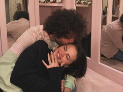 Selena Gomez dan Benny Blanco Tunangan, Pamer Cincin Berlian Besar Selena Gomez dan Benny Blanco Tunangan, Pamer Cincin Berlian Besar