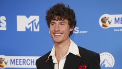 Shawn Mendes Ungkap Cinta Segitiga dengan Camila Cabello & Sabrina Carpenter?