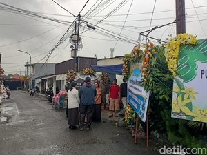 Suasana Duka Selimuti Kediaman Teguh Bonek yang Meninggal Kecelakaan