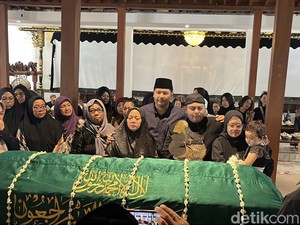 Yati Pesek hingga Ahmad Luthfi Melayat ke Rumah Duka Warseno Slenk