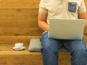 Jangan Anggap Sepele, Sering Memangku Laptop Bikin Kualitas Sperma Jelek
