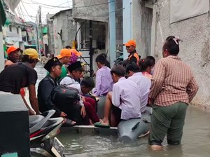Banjir Rob Rendam Muara Angke, Anak Sekolah Dievakuasi Perahu Karet