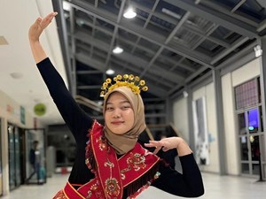 Cerita Farhanah, Mahasiswa Peraih Anugerah Diktisaintek 2024 Kenalkan Budaya RI di LN