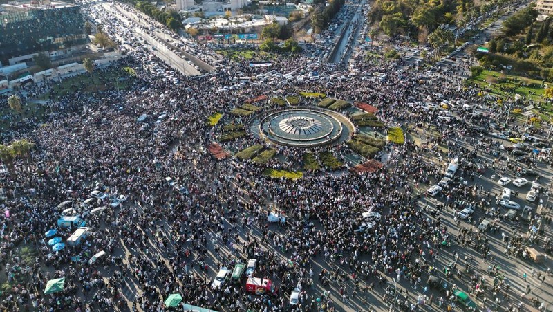 Foto udara menujukkan warga turun ke jalan untuk merayakan para pejuang badan penguasa Suriah yang menggulingkan Bashar Al-Assad di Damasukus, Suriah, Jumat (13/12/2024) waktu setempat. (REUTERS/Yosri Aljamal)