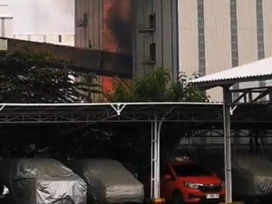 Polisi Datangi Lokasi Kebakaran Pabrik Petro Oxo Gresik