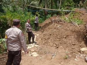 Tanah Longsor Tutup Akses Jalan di Trenggalek, 9 Rumah Terisolir