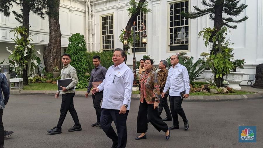 Menko Perekonomian, Airlangga Hartarto, Menteri Keuangan, Sri Mulyani, dan Menteri Investasi, Rosan Roeslani berjalan usai menghadiri rapat terbatas, di Istana Negara, Jakarta, Jumat (13/12/2024), sore. (CNBC Indonesia/Emir Yanwardhana)
