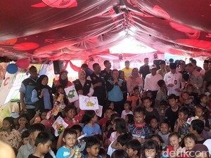 Menko PMK Pratikno Temui Pengungsi Korban Kebakaran Kemayoran