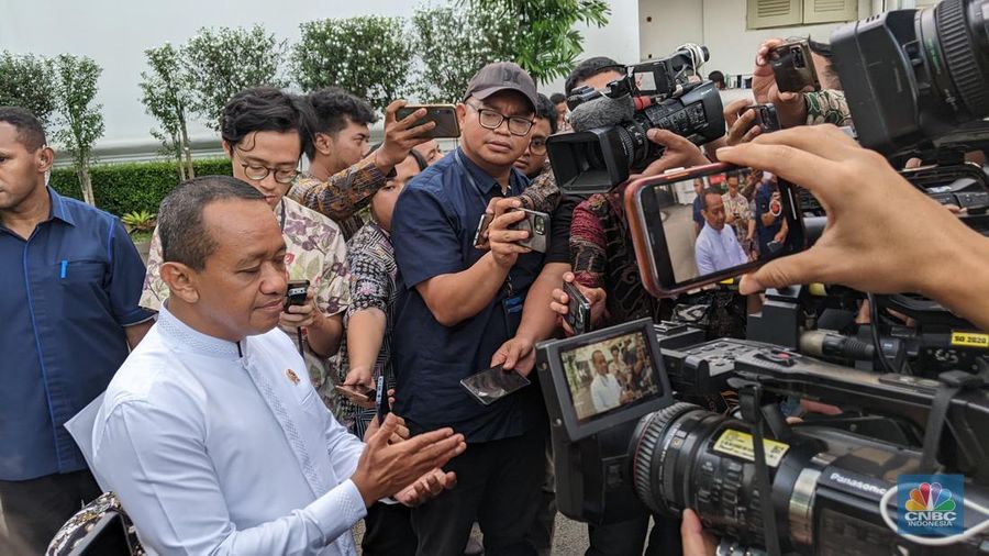 Menteri Energi dan Sumber Daya Mineral (ESDM) Bahlil Lahadalia usai Rapat Terbatas dengan Presiden Prabowo Subianto, di Istana Negara, Jakarta, Jumat (13/12/2024). (վ/Emir Yanwardhana)
