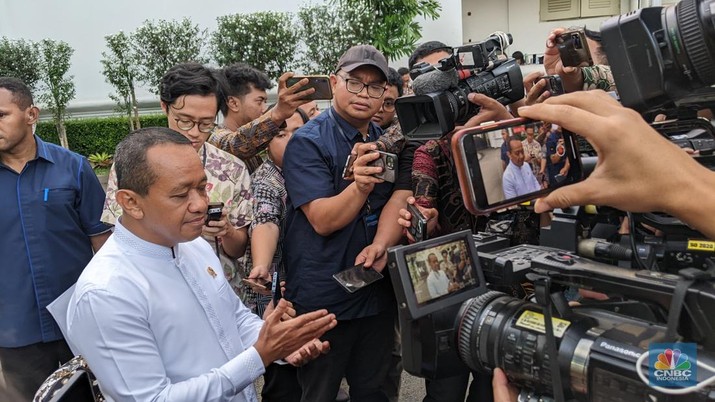 Menteri Energi dan Sumber Daya Mineral (ESDM) Bahlil Lahadalia usai Rapat Terbatas dengan Presiden Prabowo Subianto, di Istana Negara, Jakarta, Jumat (13/12/2024). (CNBC Indonesia/Emir Yanwardhana)