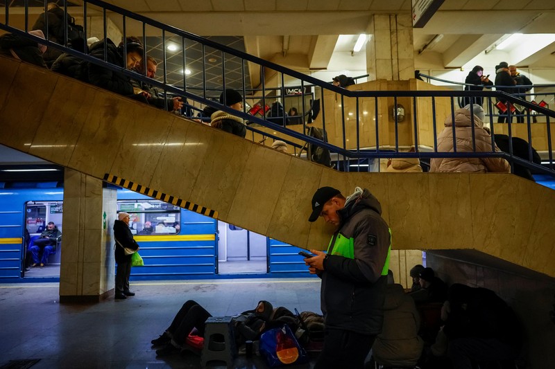 Orang-orang berlindung di dalam stasiun metro selama serangan militer Rusia, di tengah serangan Rusia terhadap Ukraina, di Kyiv, Ukraina, 13 Desember 2024. Orang-orang berlindung di dalam stasiun metro selama serangan militer Rusia, di tengah serangan Rusia terhadap Ukraina, di Kyiv, Ukraina, 13 Desember 2024. (REUTERS/Alina Smutko)