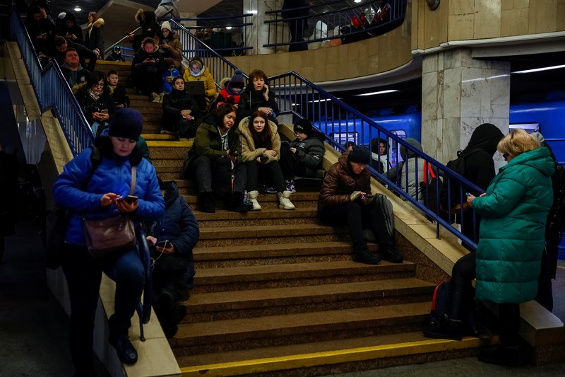 Orang-orang berlindung di dalam stasiun metro selama serangan militer Rusia, di tengah serangan Rusia terhadap Ukraina, di Kyiv, Ukraina, 13 Desember 2024. Orang-orang berlindung di dalam stasiun metro selama serangan militer Rusia, di tengah serangan Rusia terhadap Ukraina, di Kyiv, Ukraina, 13 Desember 2024. (REUTERS/Alina Smutko)
