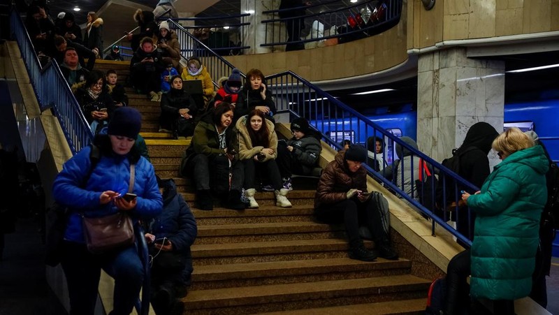 Orang-orang berlindung di dalam stasiun metro selama serangan militer Rusia, di tengah serangan Rusia terhadap Ukraina, di Kyiv, Ukraina, 13 Desember 2024. (REUTERS/Alina Smutko)