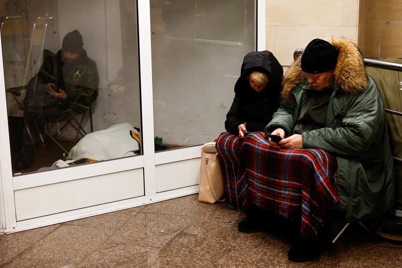 Orang-orang berlindung di dalam stasiun metro selama serangan militer Rusia, di tengah serangan Rusia terhadap Ukraina, di Kyiv, Ukraina, 13 Desember 2024. Orang-orang berlindung di dalam stasiun metro selama serangan militer Rusia, di tengah serangan Rusia terhadap Ukraina, di Kyiv, Ukraina, 13 Desember 2024. (REUTERS/Alina Smutko)