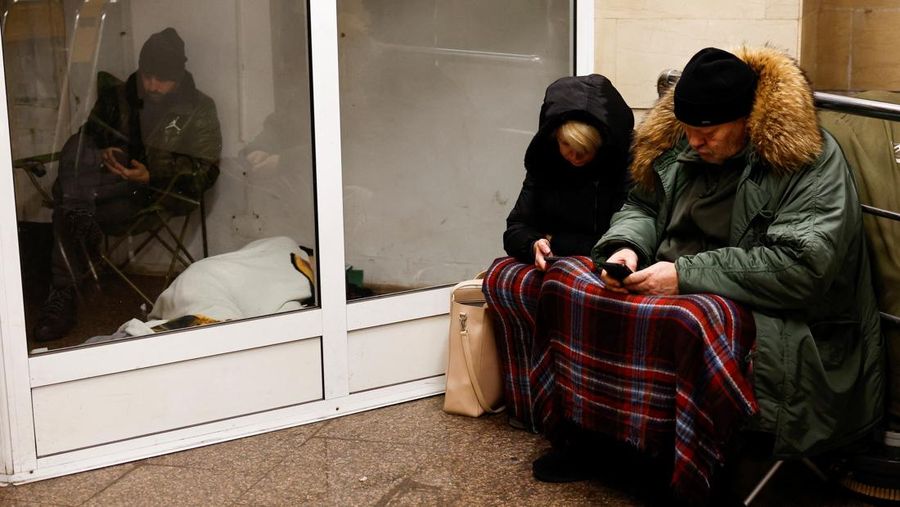 Orang-orang berlindung di dalam stasiun metro selama serangan militer Rusia, di tengah serangan Rusia terhadap Ukraina, di Kyiv, Ukraina, 13 Desember 2024. (REUTERS/Alina Smutko)