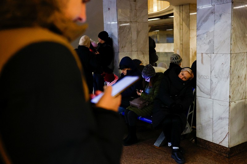 Orang-orang berlindung di dalam stasiun metro selama serangan militer Rusia, di tengah serangan Rusia terhadap Ukraina, di Kyiv, Ukraina, 13 Desember 2024. Orang-orang berlindung di dalam stasiun metro selama serangan militer Rusia, di tengah serangan Rusia terhadap Ukraina, di Kyiv, Ukraina, 13 Desember 2024. (REUTERS/Alina Smutko)