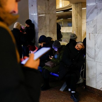 Ukraina Mencekam! Warga Kyiv Tidur di Stasiun Usai Dibombardir Putin