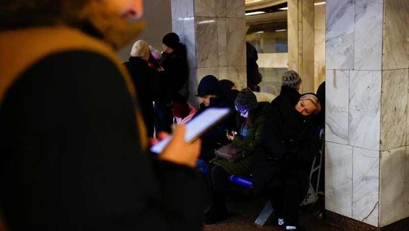 Orang-orang berlindung di dalam stasiun metro selama serangan militer Rusia, di tengah serangan Rusia terhadap Ukraina, di Kyiv, Ukraina, 13 Desember 2024. (REUTERS/Alina Smutko)