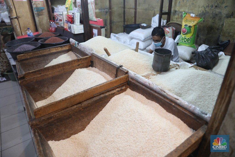 Pekerja menata beras di Kawasan Pasar Kebayoran Lama, Jakarta, Jumat, (13/12/2024). (CNBC Indonesia/Muhammad Sabki)