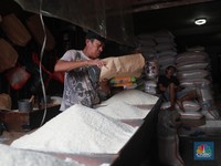 Penampakan Stok Beras Melimpah Jelang Nataru, Harganya Turun!