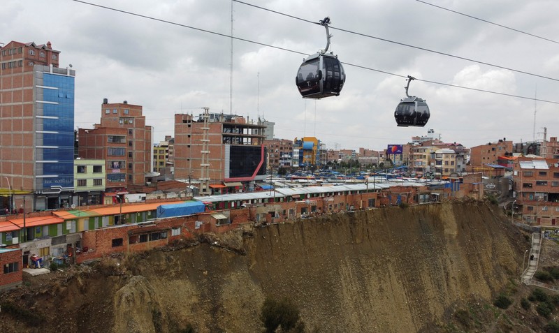 Pemandangan drone menunjukkan deretan rumah, yang secara lokal dikenal sebagai 'rumah bunuh diri', tempat tinggal yang dibangun di tepi tebing tanah dan sering kali berfungsi sebagai tempat kerja bagi dukun Aymara, di El Alto, Bolivia, 3 Desember 2024. Pemandangan drone menunjukkan deretan rumah, yang secara lokal dikenal sebagai 'rumah bunuh diri', tempat tinggal yang dibangun di tepi tebing tanah dan sering kali berfungsi sebagai tempat kerja bagi dukun Aymara, di El Alto, Bolivia, 3 Desember 2024. (REUTERS/Claudia Morales)